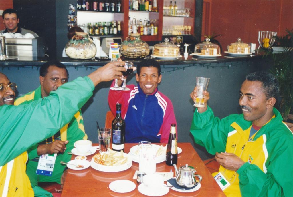 PRS118_092_001: Members of the Mexican Olympics team dining out in Parramatta, 2000 (City of Parramatta Council Archives)