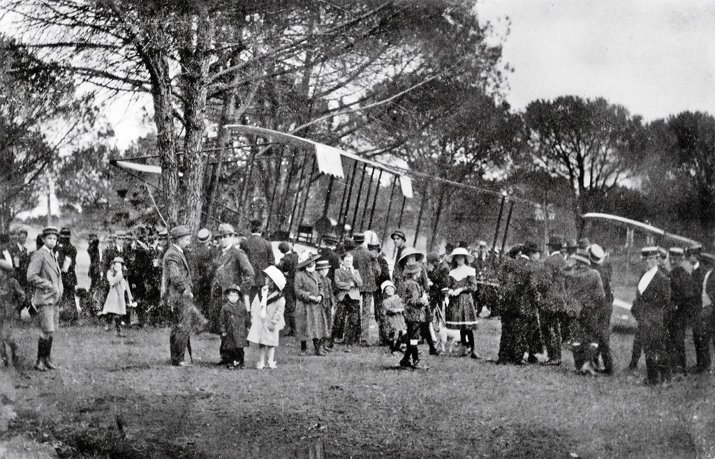 Billy Hart’s Bristol Boxkite with a crowd of onlookers, believed to have been taken at Parramatta Park after his Penrith to Parramatta flight, dated 3 November 1911. Image source: Museum of Applied Arts and Sciences