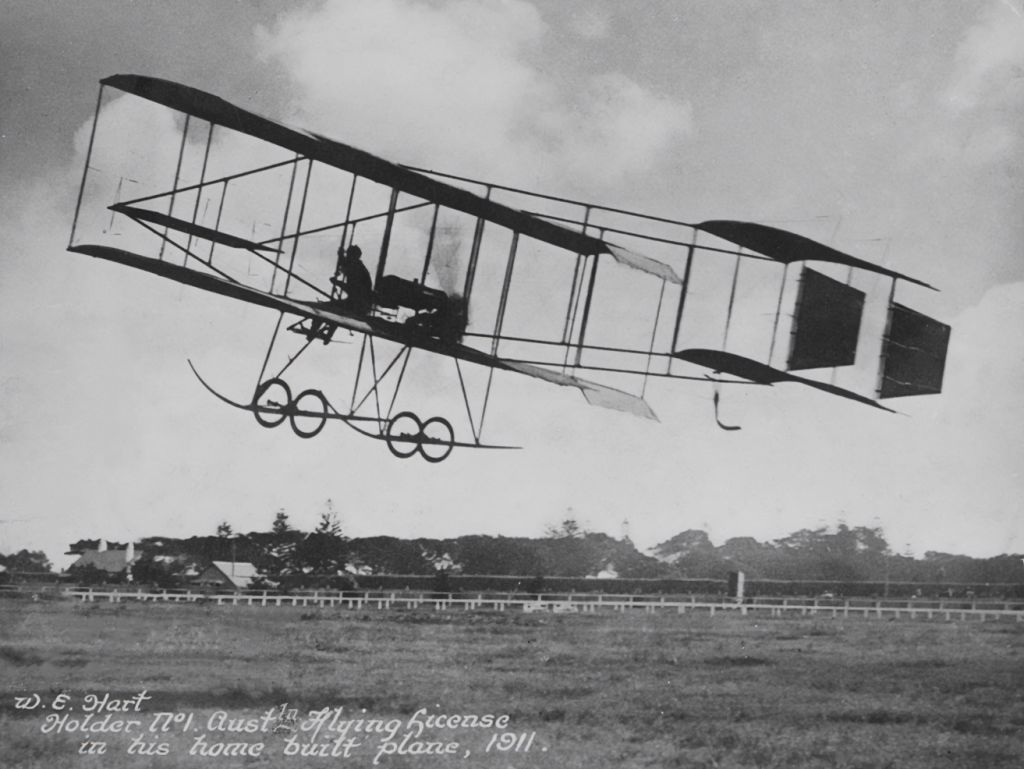 Billy Hart flying his Bristol Boxkite, 1911. Image source: State Library of New South Wales