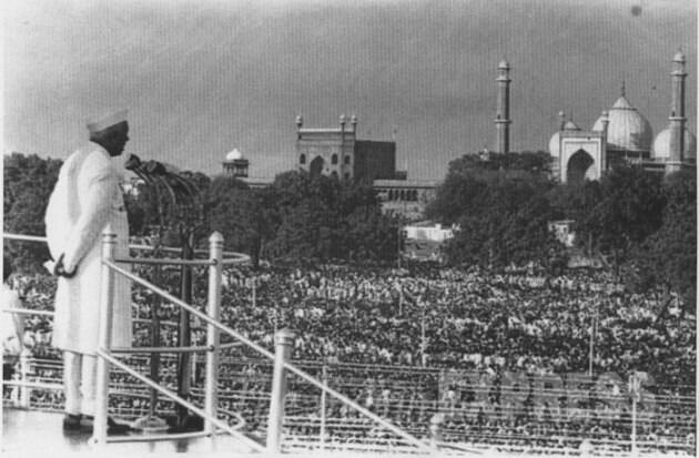 Prime Minister Jawaharlal Nehru addresses the nation from Red Fort on Independence Day, August 15, 1947. (Source: Express archive photo)