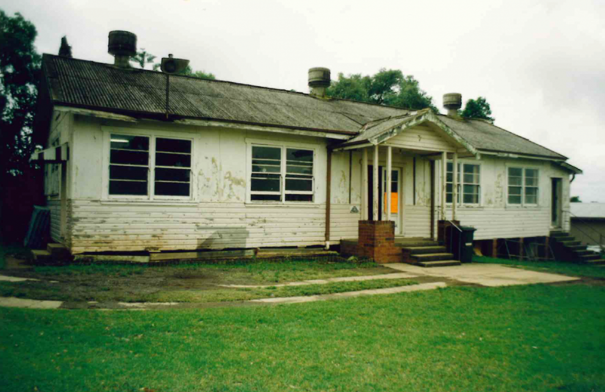 The Old Soldiers’ Hut, prior to renovations, standing in the Grounds of St Barnabas Anglican Church, Westmead, c. 1990s. (Image: City of Parramatta Archives Photographs Collection)